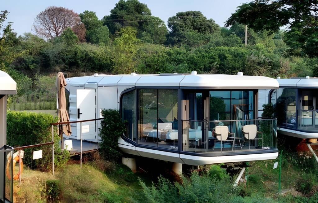 domek na działce kapsułowy